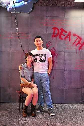 MC Anh Tuấn sinh năm 1974, còn cô dâu Lý Hồng Nhung sinh năm 1988, hai vợ chồng kém nhau 14 tuổi.