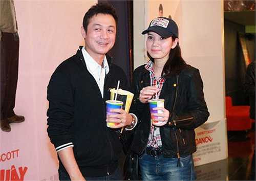 MC Anh Tuấn trẻ hơn nhiều so với tuổi 40 của mình, thế nên ít có sự chênh lệch khi cặp đôi đứng cạnh nhau.