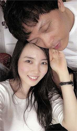 Họ quen nhau thông qua những người bạn khi quý ông gốc Hải Dương làm giám khảo còn Hồng Đào là thí sinh của cuộc thi Hoa hậu Việt Nam 2012.