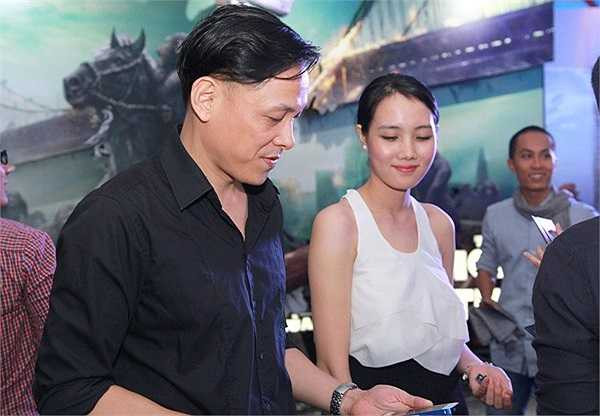 Dường như 'ở ẩn' đang là xu hướng của những quý ông lấy vợ trẻ hơn một vài chục tuổi.