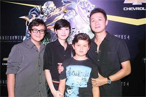 Hiện tại, hai người vẫn đang sống với nhau êm đềm và giản dị.