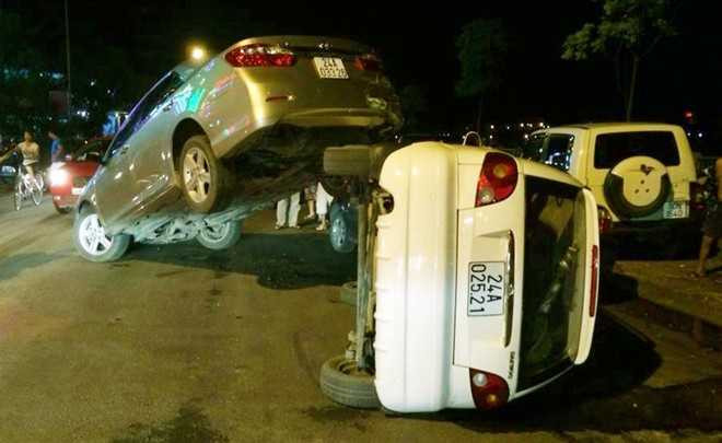 Ôtô xếp chồng lên nhau sau tai nạn liên hoàn