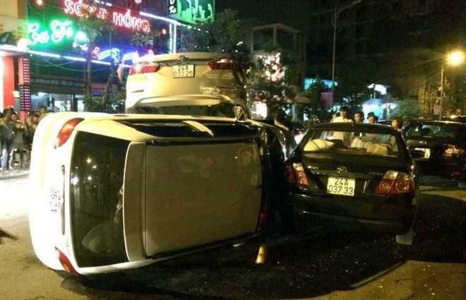 Ôtô xếp chồng lên nhau sau tai nạn liên hoàn