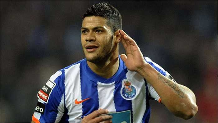 Những quả bom tấn tiếp tục phát nổ vào năm 2012 khi Zenit mua Hulk với giá không tưởng 48,4 triệu bảng