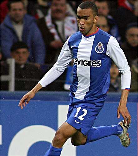 Năm 2008, Chelsea chấp nhận chi 18 triệu bảng để mang về Jose Bosingwa, người được đánh giá là hậu vệ phải hay nhất châu Âu