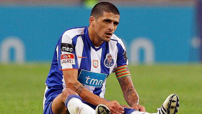 Cũng trong năm 2009, Lisandro Lopez cũng chia tay Porto khi Lyon chấp nhận trả 21,1 triệu cho tiền đạo này