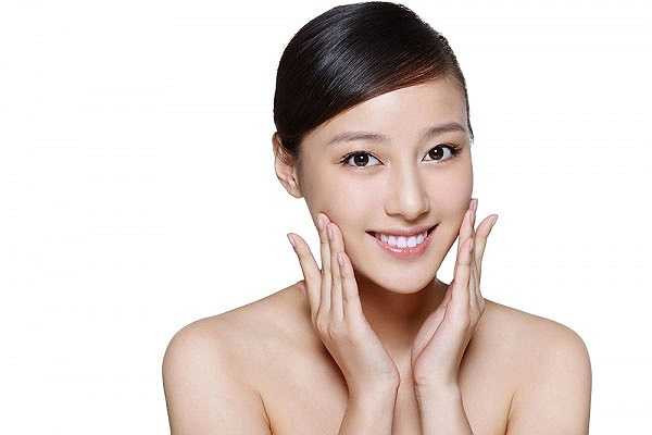 Cám gạo dùng làm mặt nạ trị da nhờn: Dùng 2 muỗng canh cám gạo trộn với 2 muỗng canh nước chanh và nước ấm đủ tạo thành bột nhão. Đắp hỗn hợp này lên mặt đã rửa sạch bằng nước ấm chừng 15 - 20 phút rồi rửa nhẹ bằng nước ấm. Nên đắp vào buổi tối trước khi đi ngủ. Kiên trì làm từ 1 - 2 lần/ tuần, chất nhờn trên da sẽ giảm dần.