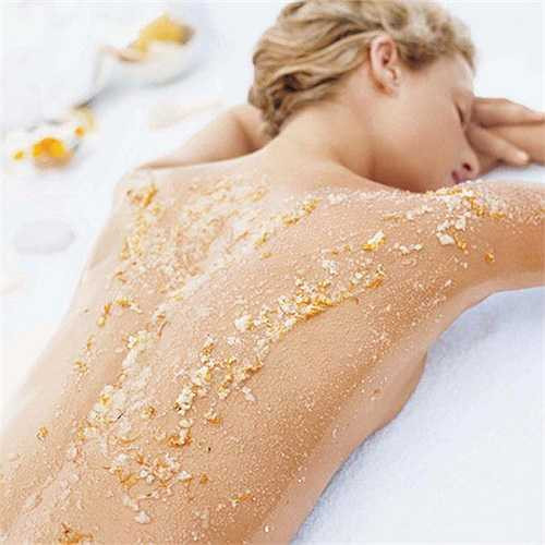 Tắm trắng: Trong cám gạo chứa 10% axit phytic có tác dụng tẩy da chết nhẹ, đồng thời kiểm soát sắc tố da, tiêu hủy tế bào, kích thích tái tạo tế bào mới nhanh chóng và làm trắng da một cách tự nhiên.