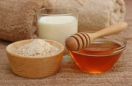 Sau khi tẩy tế bào chết, bạn lấy 100g cám gạo và ít sữa tươi không đường, trộn đều thành dung dịch sền sệt rồi thoa đều lên toàn thân. Sau đó, giữ lớp mặt nạ này trong vòng 20 phút để nó phát huy hết tác dụng trước khi tắm lại với nước ấm.