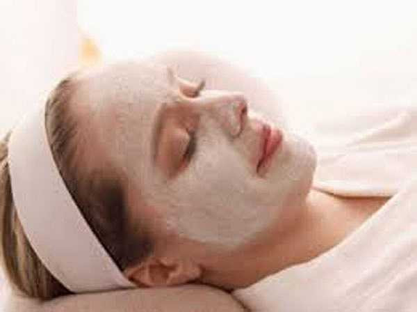 Chống nám: Lấy cám gạo trộn cùng sữa chua và thìa mật ong thành hỗn hợp đặc rồi đắp lên mặt trước khi đi ngủ. Bạn để mặt nạ lưu lại trên da khoảng 30 phút, sau đó rửa sạch bằng nước ấm. Thực hiện 3 lần một tuần sẽ giúp làn da trắng sáng, mịn màng và bóng đẹp.