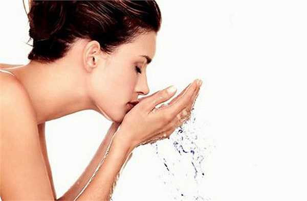 Sữa rửa mặt: Đổ cám gạo vào một túi vải sạch, buộc miệng túi lại rồi ngâm vào nước ấm chừng vài phút cho thấm đều. Bóp nhẹ túi cho đến khi thấy chất nước trắng sữa chảy ra lấy rửa mặt trực tiếp, để thêm 15 phút rồi mới rửa sạch lại mặt bằng nước sạch.