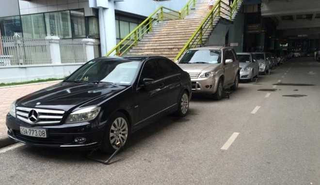 Đỗ quá 5 phút ở sân bay, hàng loạt 'xế hộp' bị khóa bánh