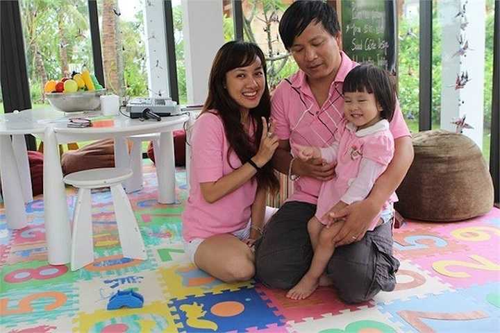 Với giọng nói ngọt ngào và truyền cảm đã giúp biên tập viên (BTV) Hoài Anh nhanh chóng ghi điểm với khán giả truyền hình ngay lần đầu tiên 'giữ sóng' bản tin Thời sự 19 giờ của VTV.