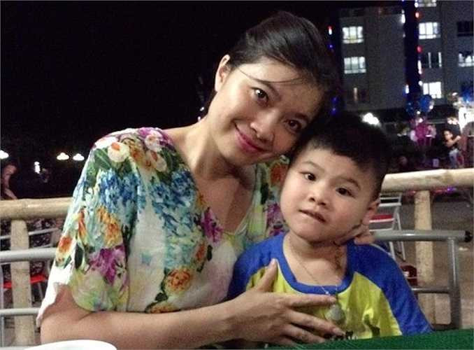 Là người khá kín tiếng trong chuyện đời tư cá nhân, nên khán giả chỉ biết Diệp Anh đã có chồng và một câu con trai bụ bẫm, đáng yêu.