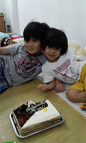 Ông xã của MC Bạch Dương tên là Tuấn Minh, còn hai cậu con trai được đặt tên dễ thương là Gà và Voi. Nếu cậu cả Gà có nhiều nét giống bố thì bé út Voi lại thừa hưởng nét đẹp từ mẹ.