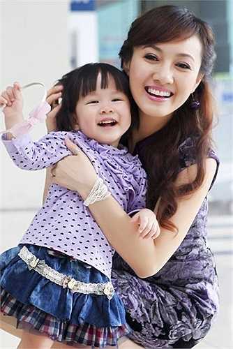 Bé Kỳ Uyên được thừa hưởng nhiều nét của bố và có tính cách tinh nghịch. 