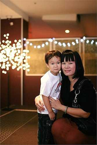 Cậu con trai đầu lòng được gọi là Balo năm nay 14 tuổi, đang du học tại Australia. Cậu con trai út là Bata mới được hơn 4 tuổi. Cậu bé rất kháu khỉnh, đáng yêu và thông minh.