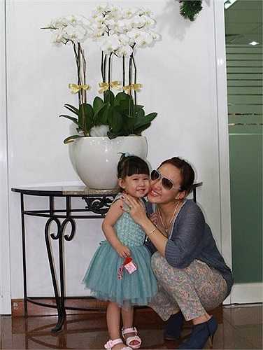 BTV Hoài Anh từng tiết lộ, con gái mình sống rất tình cảm, cẩn thận và khéo léo. Từ nhỏ đến giờ, bé chưa bao giờ làm rơi vỡ đồ đạc trong nhà.