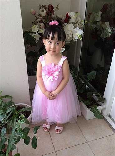 Cô bé cũng rất thích nhún nhảy và yêu ca hát. Hiện tại, cô bé đã hơn 3 tuổi và ngày càng điệu đà, luôn được mẹ cho mặc những bộ đầm xinh xắn như nàng công chúa nhỏ.