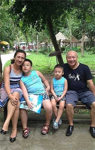 Đến nay chỉ biết được rằng chồng của Vân Anh là một bác sĩ giỏi, thành công. Còn hai cậu con trai kháu khỉnh, đáng yêu tên là Kid và Kem.