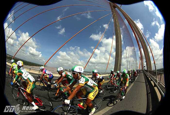 Qua cầu Rạch Miễu - cây cầu nối Tiền Giang với Bến Tre.