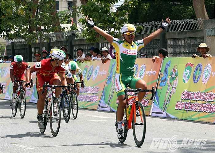 Tay đua Lê Văn Duẩn (TP.Hồ Chí Minh) đã xuất sắc về nhất với thành tích 1h38'08, tay đua Trần Văn Quyền (Quân Khu 7) về nhì và tay đua Mai Nguyễn Hưng (TP.Hồ Chí Minh) về ba. (Quang Minh: Thực hiện)