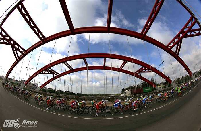 Ngay sau lễ khai mạc, các tay đua bước vào chặng đầu tiên TP.HCM đi Bến Tre có chiều dài 68km.