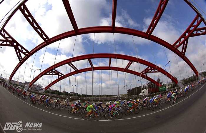 Qua cầu Ông Lớn, Phú Mỹ Hưng