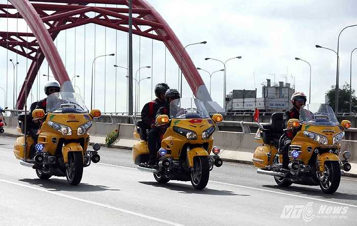 Lực lượng moto hộ tống đoàn đua.