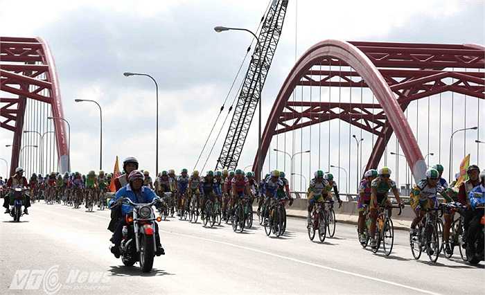 Trên đại lộ Nguyễn Văn Linh