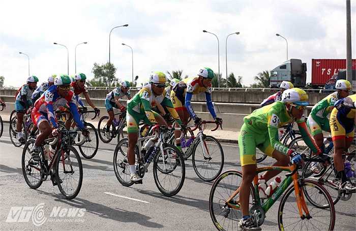 Đoàn đua tới địa phận huyện Bình Chánh