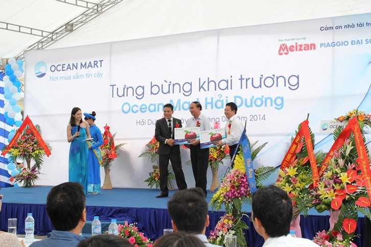 Ông Nguyễn Trọng Tuấn gửi tặng thẻ khách hàng thân thiết tới đại diện tỉnh ông Nguyễn Dương Thái - Phó ctich ủy ban nhân dân tỉnh và ong Đoàn Việt Hùng Chủ tịch UBND thành phố Hải Dương.