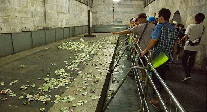 Thập Tam Lăng nằm trên núi Yên Sơn vùng ngoại ô Bắc Kinh và cách Bắc Kinh 50 km về phía tây bắc