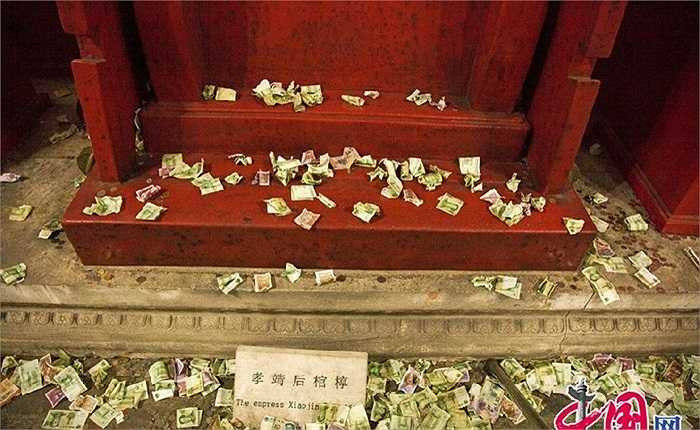 Thập Tam Lăng rộng trên 40 km vuông với tường thành xung quanh dài 40 km