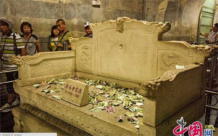 Mỗi lăng mộ toạ lạc trên một gò cao và nối với lăng mộ khác bằng lối đi gọi là 'thần đạo'