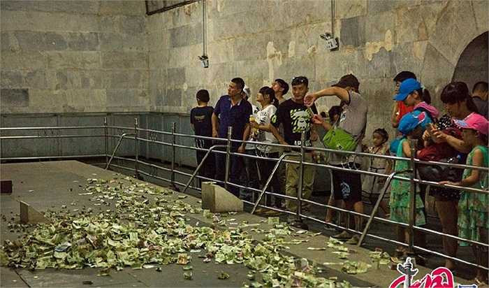Thông thường, khi tới đây du khách thường rải tiền lẻ lên trên các lăng mộ