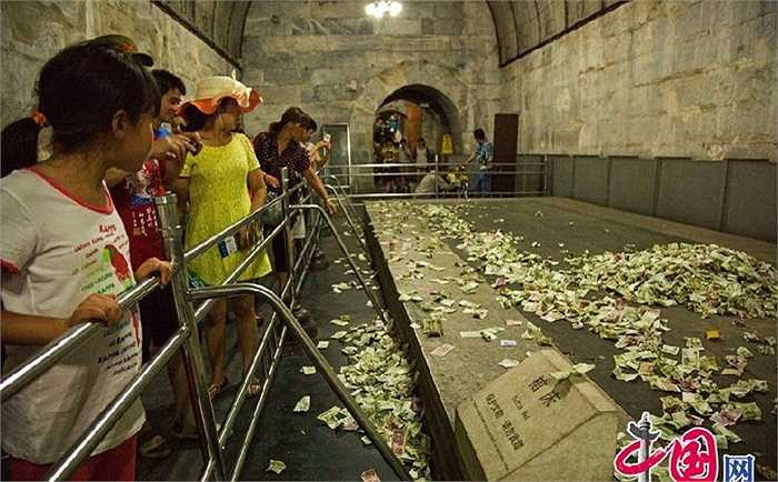 Điều kỳ lạ là tiền lẻ chất cao như núi trong Lăng mà không có một nhân viên vệ sinh nào thu dọn