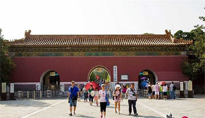 Hai bên thần đạo có hai hàng tượng lính gác, lạc đà, voi, và quái thú bằng đá để canh giữ lăng