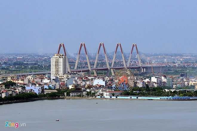 Đường vành đai 2 là tuyến giao thông đường bộ nội đô khép kín của Hà Nội có tổng chiều dài là 43,6 km. Tuyến đường chạy qua các điểm khống chế như Vĩnh Tuy - Minh Khai - Đại La - Ngã Tư Vọng - đường Trường Chinh - Ngã Tư Sở - đường Láng - Cầu Giấy - Bưởi - Nhật Tân - Vĩnh Ngọc - Đông Hội - cầu chui Gia Lâm - khu công nghiệp Hanel - Vĩnh Tuy tạo thành một vòng tròn vành đai khép kín. 