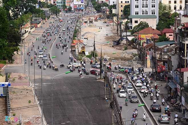 Với chiều dài 1.9 km tính từ phố Vương Thừa Vũ đến đường Giải Phóng, đường mới vành đai 2 rộng từ 53 đến 57 m, có giải phân cách giữa rộng 4m, vỉa hè 6 m, hệ thống hạ tầng kỹ thuật cấp thoát nước, cây xanh, chiếu sáng. Nhìn từ trên cao tuyến đường có kinh phí hơn 2500 tỷ đồng đang thi công trở nên ngoằn ngoèo như một con sông bởi đã bị bẻ cong sau một vài khúc mắc.