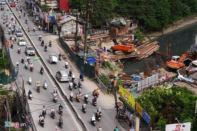 Cầu qua sông Lừ đã thi công 3/4 mố, dự kiến đến tháng 10/2014 hoàn thành phần cầu bên trái tuyến, phần cầu bên phải sẽ hoàn thành trong quý I/2015.