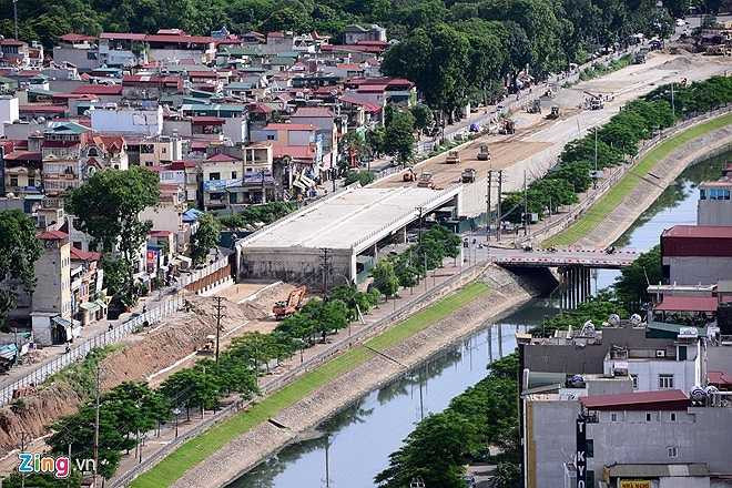 Đường vành đai 2 đoạn Nhật Tân - Cầu Giấy là hợp phần quan trọng của dự án, theo tiêu chuẩn đô thị loại một. Đường sau khi xây dựng có bề rộng từ 58-64 m, bố trí mỗi bên hai làn xe cơ giới, một làn xe buýt,hai làn xe hỗn hợp, vỉa hè mỗi bên rộng 8 m và dải phân cách giữa từ 3-9 m.