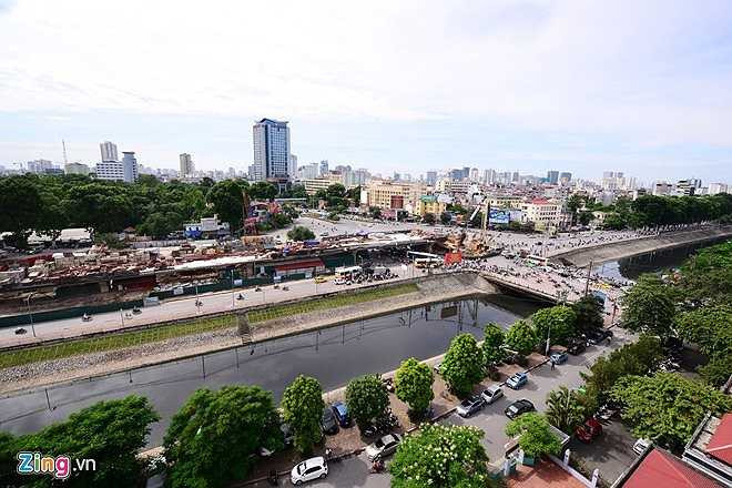 Gói thầu Bưởi - Cầu Giấy mới thi công mới chỉ được 50% khối lượng, nếu các bên liên quan có hoàn thành bàn giao nốt các phần mặt bằng còn lại trong tháng 8 này, cũng phải đến tháng 6/2015 dự án xây dựng nút giao thông Cầu Giấy mới hoàn tất, chậm so với kế hoạch ban đầu nửa năm. 