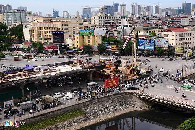 Một phần cây cầu vượt qua ngã tư Cầu Giấy đã hình thành. Thiết kế cây cầu dài 271 m với 8 nhịp, kết cấu dầm liên tục, bản rỗng, có giá trị xây lắp là 264 tỷ đồng (chưa tính chi phí giải phóng mặt bằng) do Tổng công ty xây dựng Thăng Long và Công ty CP đầu tư phát triển Thăng Long thi công.