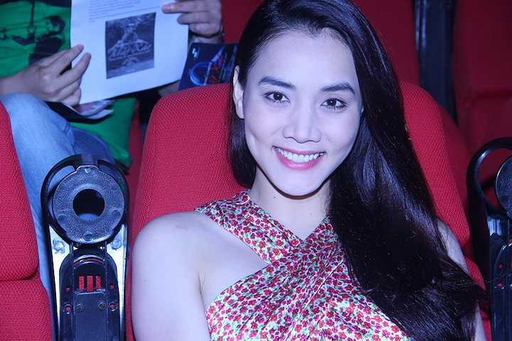 Người đep diện một chiếc đầm hoa xinh xắn.