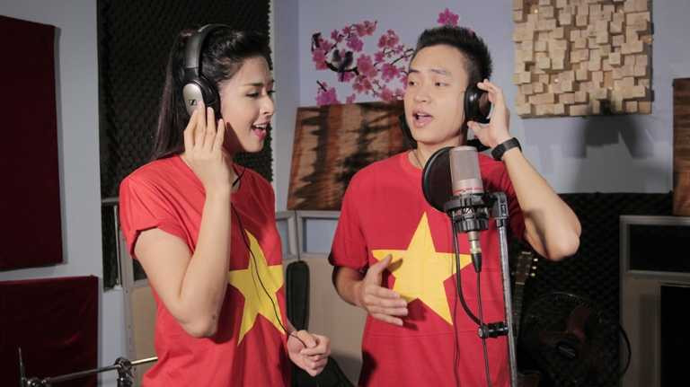 Ca sĩ Duy Khoa và Hoa hậu Ngọc Hân cũng cất cao tiếng hát hướng về Tổ Quốc