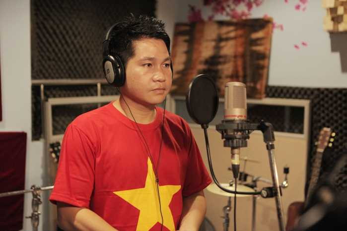 Ca sĩ Trọng Tấn trong chiếc áo lá cờ Việt Nam