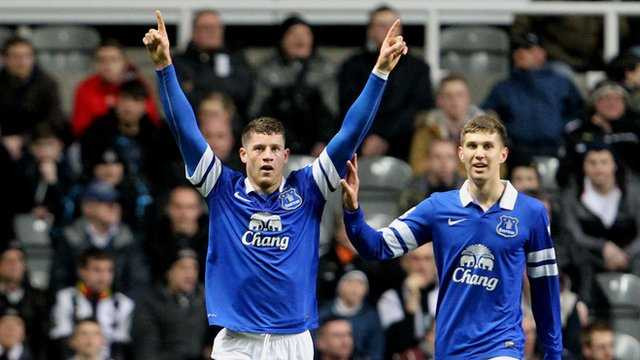Ross Barkley (trái) và John Stones - hai tài năng sáng giá nhất của Everton