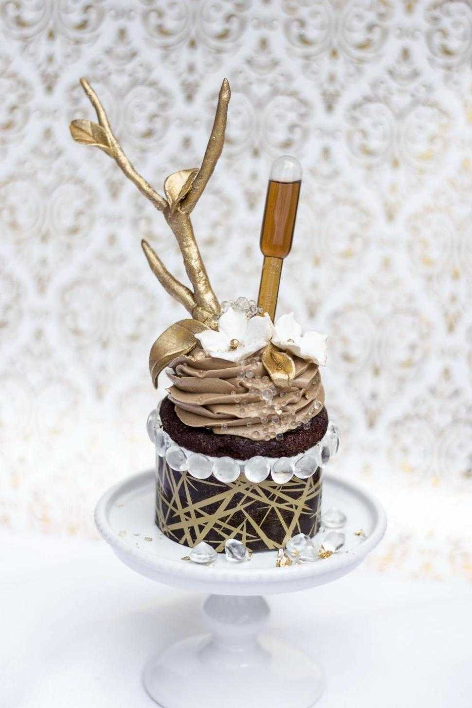 Đại gia mua bánh đắt nhất thế giới tặng sinh nhật vợ