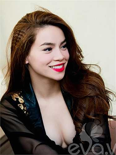 Bà mẹ 1 con diện bộ trang phục khá bốc lửa, khoe vòng một gợi cảm. 